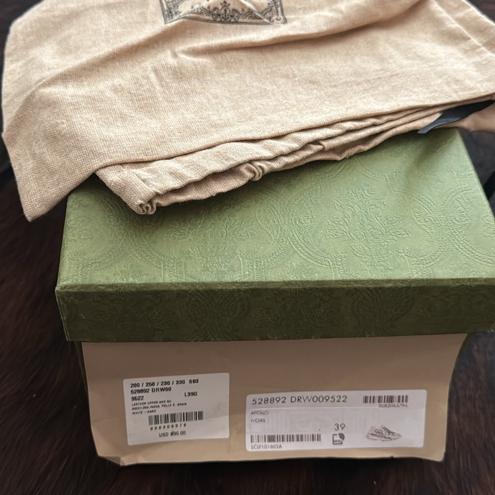 Gucci Beige Sneakers with Logo Accent - Picture 5 of 5